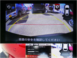 リアパーキングセンサーと連動したバックモニターも装備されています☆