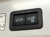 【パワーバックドア】スマートキーや運転席のボタンを押すだけでリアゲートが自動で開閉します!荷物を持っている時や、高い位置にあるバックドアを閉める際に便利な機能です♪