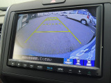 バックカメラ付きなのでバック駐車が苦手な方必見ですよ!見えづらい縁石や積雪にぶつかる事もないですね♪