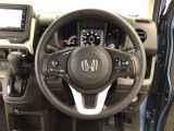 【ハンドル】運転にかかわる様々な操作を安全に行えるように視点移動が少なく操作性に配慮されたスイッチ類が凝縮されたコックピットです。
