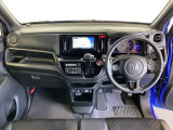 車内は光触媒抗菌消臭施工済です。インパネ周りはスタイリッシュなデザインで機能や装備も充実しています。グローブボックスやカップホルダーのほかにトレーなどたくさんの収納スペースが付いています。