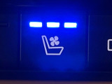 【シートベンチレーション】夏場は涼しい風でお尻や背中の熱やムレを防ぎ、冬はエアコンよりも早く温まってポカポカに!季節を問わず快適に過ごせます。