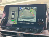 アラウンドビューモニター。上空から見下ろしているかのような映像を映し出して周囲を確認し、スムースな駐車をアシストします。