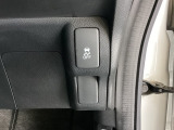 VSA装備車です。VSAはドライバーの操作と車の動きを見守っています。もし車の挙動が乱れたとき、4輪別々にブレーキをかけたり、エンジンパワーをしぼることによって車を安定させます。