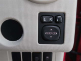 【電動格納ドアミラー】運転席からボタンでドアミラーの角度調整や格納が可能です。