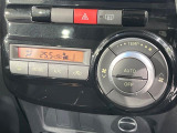【オートエアコン】一度お好みの温度に設定すれば、車内の温度を検知し風量や温度を自動で調整。暑い…寒い…と何度もスイッチ操作をする必要はありません。快適な車内空間には必須の機能ですね♪