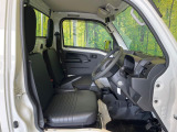 運転席シート廻りは使用感も少なく、良好な状態となっています。前オーナー様が丁寧に使っていたことがよくわかりますね。