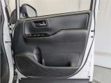 運転席ドア内張はご覧の通り。ドアポケットの収納もバッチリです