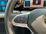 ハンドル左側にはACCとレーンアシストの複合機能「トラベルアシスト」の操作スイッチが配置されています。ステアリングを握っているだけで、ロングドライブでも疲労を低減させます。
