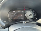 大きくて見やすいスピードメーター。左のモニターでお車の情報を確認できます。