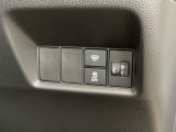 ハンドルの右側にはヘットライトリベライザーとHondaセンシング用のVSA解除スイッチなどがついています。ヘッドライトリベライザーは道路状況や積荷の加重に応じてライトの高さを調節できます。