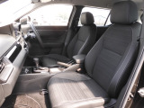 長時間の運転でも疲れにくいよう、膝元にゆとりを持たせた設計のフロントシート。