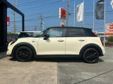 この色遣い!このお洒落感はMINIだけです。外装の顔やボディーだけでも充分かわいいですが、内装も楽しめるインテリア空間となっております。MINIに乗るだけで普段の運転がさらに楽しくなりますよ。