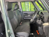 運転席まわりには十分なスペースがあり、大柄な方でもゆったり運転していただける環境です。