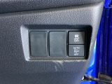 ハンドルの右側には安全装備のVSA(ABS+TCS+横滑り抑制)の解除スイッチがついています。動格納付きパワーミラーの操作スイッチがついています。