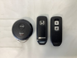 スマートキー付きですからドアロックの開閉およびエンジンスタートが楽々です。電動スライドドアの開け閉めもボタンで操作できます。加えて、純正リモコンエンジンスターター用の操作キーもついています。