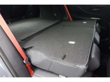 セカンドシートを倒した状態です。セカンドシートは独立可倒、荷物に合わせてラゲッジスペースをアレンジできます。