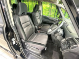 運転席まわりには十分なスペースがあり、大柄な方でもゆったり運転していただける環境です。