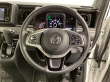 ハンドルにHondaセンシング系のクルーズコントロールやレーンキープアシストなどのスイッチと、オーディオの操作スイッチが装備されています。ハンドルから手を離さず安全に操作できます。