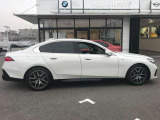 【BMWの伝統-3】BMWのお車は、“駆け抜ける歓び”を体現しております。走行の安定性とコーナリングの良さを追求し、思い通りにハンドルの操作可能です。