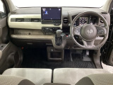 車内は光触媒抗菌消臭施工済です。スタイリッシュなデザインで暖かみのあるインパネ周りを演出します。グローブボックスやカップホルダーのほかにトレーなどたくさんの収納スペースが装備されています。