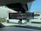 乗員や荷物で視界が遮られる状況でも、車両後方のカメラ映像をミラーに表示し後方確認を容易にします