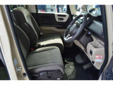☆ベンチシートになっており広くゆったりと運転をすることができます!