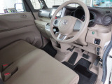 運転席には高さ調整ができる『シートハイトアジャスター機能』が付いています! 自分にぴったりの運転姿勢がとれます