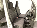 広い足元に肘掛けもついたゆったり座れるシートです。運転席と助手席の間が空いているため、助手席側への移動がスムーズです。交通量の多い道でも、助手席側から乗り降りができます。