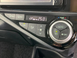 【オートエアコン】一度お好みの温度に設定すれば、車内の温度を検知し風量や温度を自動で調整。暑い…寒い…と何度もスイッチ操作をする必要はありません。快適な車内空間には必須の機能ですね♪