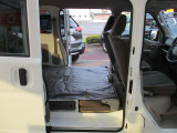 後席シートをたたんで大きな荷室へ!
