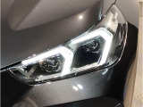 【LEDヘッドライト】先進のLEDテクノロジーを採用。放射される白色光の周波特性は太陽光に近く、バイキセノン・ヘッドライトを上回るコントラストで更に明るく輝きます!