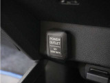 スマートフォンの充電等にも便利な電源ソケットも使いやすい場所に装備されています。