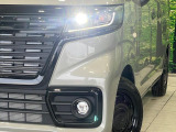 【LEDヘッドライト】悪天候や夜間走行時も良好な視界を確保し安心して運転できる高輝度LEDヘッドライトを装備!点灯速度が早く、消費電力も抑えられています。