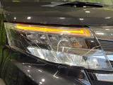 【LEDヘッドライト】悪天候や夜間走行時も良好な視界を確保し安心して運転できる高輝度LEDヘッドライトを装備!点灯速度が早く、消費電力も抑えられています。