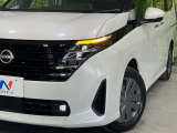 【LEDヘッドライト】悪天候や夜間走行時も良好な視界を確保し安心して運転できる高輝度LEDヘッドライトを装備!点灯速度が早く、消費電力も抑えられています。
