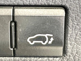 【パワーバックドア】スマートキーや運転席のボタンを押すだけでリアゲートが自動で開閉します!荷物を持っている時や、高い位置にあるバックドアを閉める際に便利な機能です♪