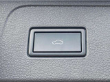 電動バックドアを装備。両手がふさがっていても、バンパー下に足を入れるだけでオープンできます。