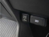 スマートフォンの充電等にも便利な電源ソケットも使いやすい場所に装備されています。