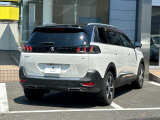 プジョーの本気のSUV! ロングボディが存在感を放つエクステリア 7つの独立したシートをもつ室内空間は自在なアレンジが可能です。