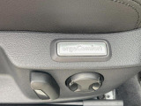 運転席シートはセミパワータイプ。リクライニングおよびランバーサポートに電動アシストが付きます。
