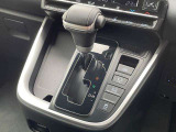 シフト周りも使用感少なく、非常に綺麗な状態を保っております!シフト脇にはブレーキホールドのスイッチやスマートフォンを置いたり便利な収納も備わっています!!