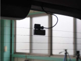 この車にはリアにもドライブレコーダーを装備しております◆映像・音声などを記録する自動車用の装置です。 もしもの事故の際の記録はもちろん、旅行の際の思い出としてドライブの映像を楽しむことができます。