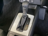 CVT車のセレクトレバーです。低速から高速まで、変速ショックのないスムーズな走りを実現するとともに、エンジン効率のよい領域を維持することで燃費にも貢献します。