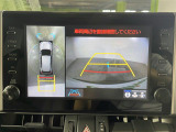 【全方位モニター】まるでクルマを真上から見下ろしたかのような視点で駐車をサポートします!クルマの斜め後ろや真横など、前後左右の4つのカメラの映像が合成されて、モニターに映し出されます。