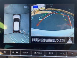アラウンドビューモニターです。4つのカメラからの映像を合成・処理することで空から見下ろすような視点で周囲を確認でき、駐車時のクルマの位置確認がスムーズになります。