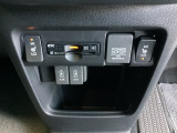 前席の左右別々のシートヒータースイッチが付きです。HiとLoの2段階で温度設定ができます。スイッチの間にはアクセサリーソケットとETCがあり、スマートフォンなどの充電可能なUSB端子が2個ついてます。