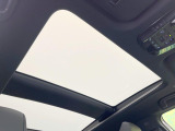 【ガラスルーフ】ガラスルーフ搭載で車内の解放感が一気にアップ!開放的なドライブをお楽しみいただけます。