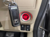 【Hondaスマートキー】カバンやポケットに入れたままでもドアの施錠・解錠が可能なスマートキーを装備。エンジンのオン・オフ時もカギを取り出す必要が無いからとっても便利です♪