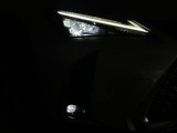 【三眼フルLEDヘッドランプ】ヘッドライトの高さを乗車人員による沈み込みを感知して自動で調整します!